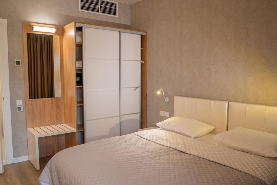 Bed, Photo of the whole room, Bedroom, wardrobe, air conditioner