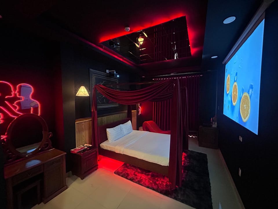 Property building, Bed, TV and multimedia, Photo of the whole room, Bedroom