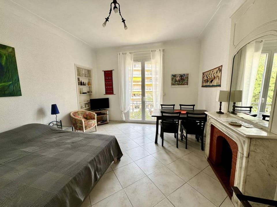Bed, Living room, Photo of the whole room, Seating area