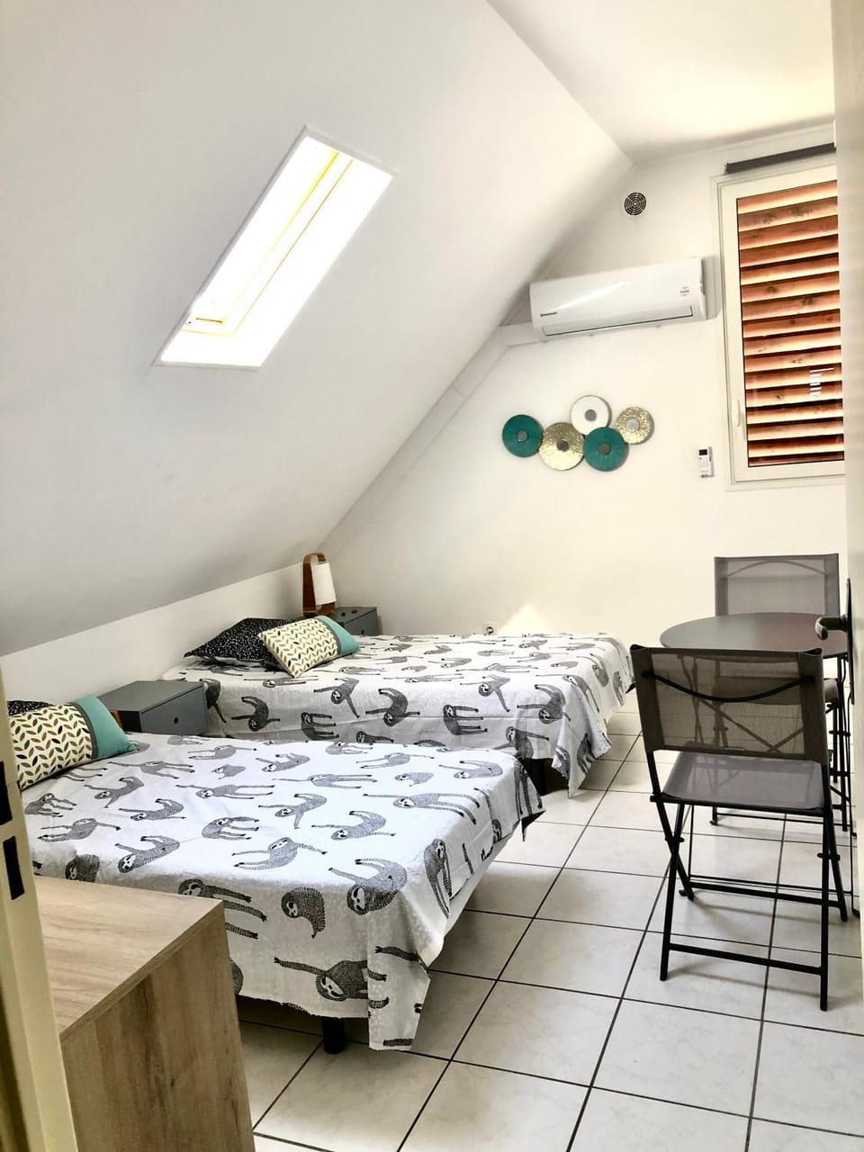 Bed, Photo of the whole room, Bedroom, air conditioner