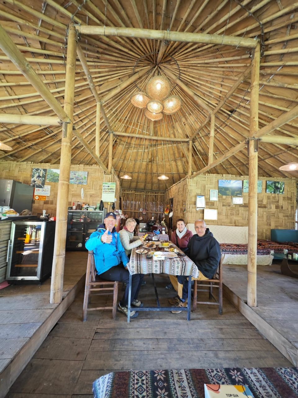 Restaurant/places to eat, Food and drinks, Food, group of guests
