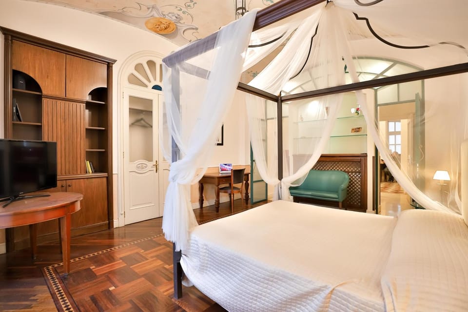 Bed, TV and multimedia, Photo of the whole room, Bedroom