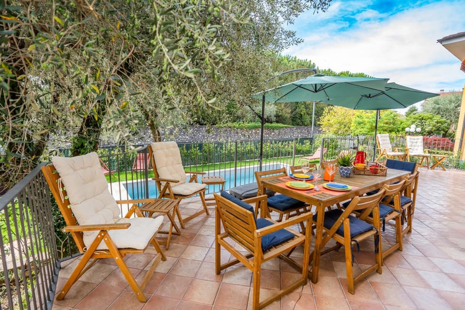 Villa Acqua Blu Gorgeous villa with ample garden Villa in Lake Garda