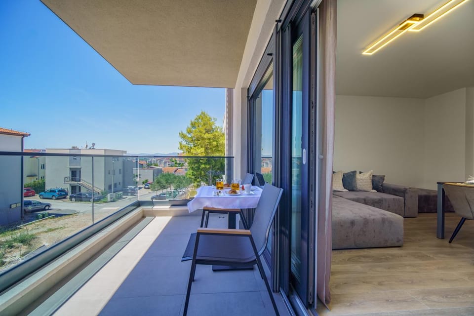 Balcony/Terrace, Living room, City view, Garden view
