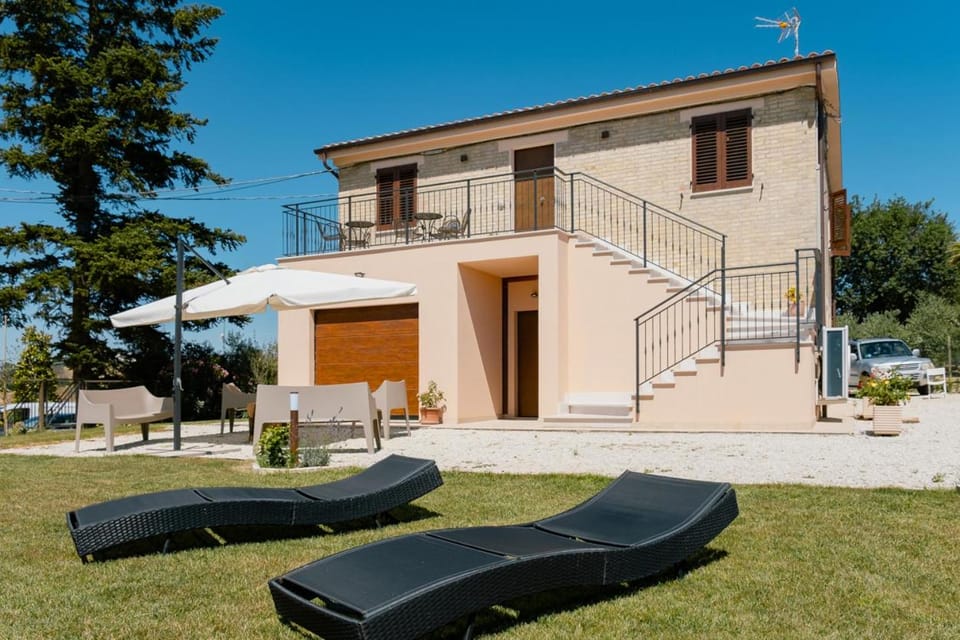 Property building, Spring, Day, Garden, Garden, View (from property/room), Balcony/Terrace, Balcony/Terrace, Garden view, sunbed