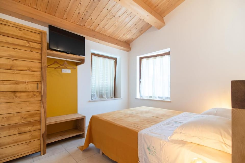 Bed, TV and multimedia, Photo of the whole room, Bedroom, wardrobe