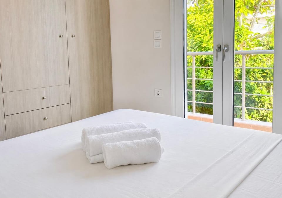 Bed, Bedroom, towels, wardrobe
