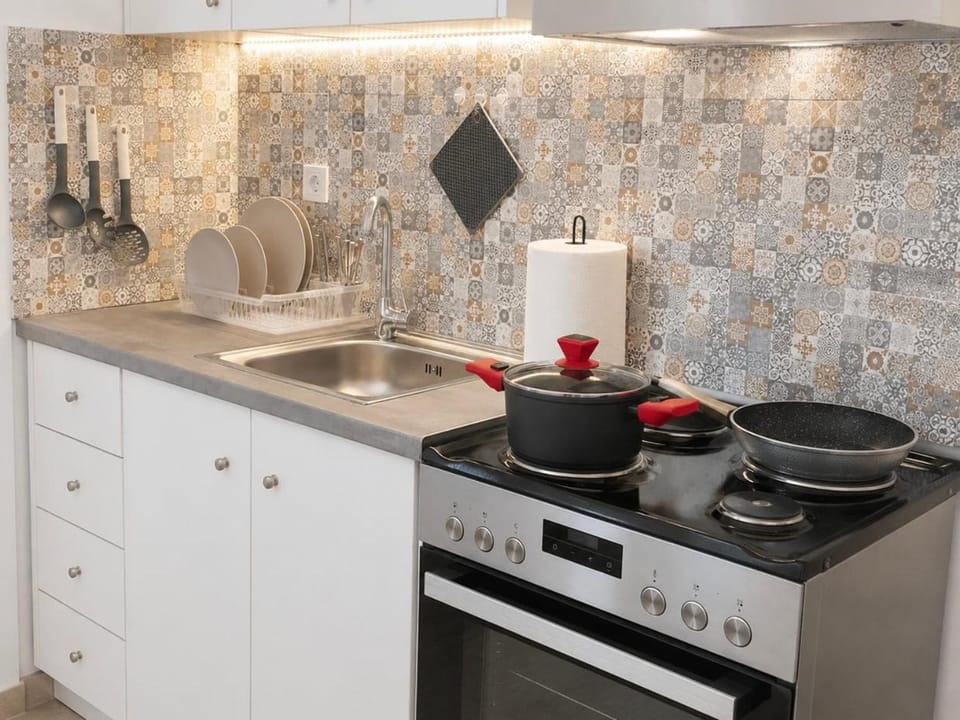 Kitchen or kitchenette, minibar