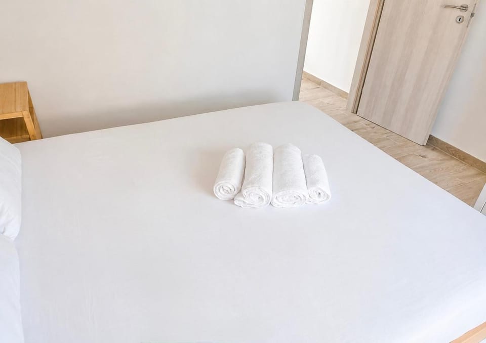 Bed, Bedroom, towels