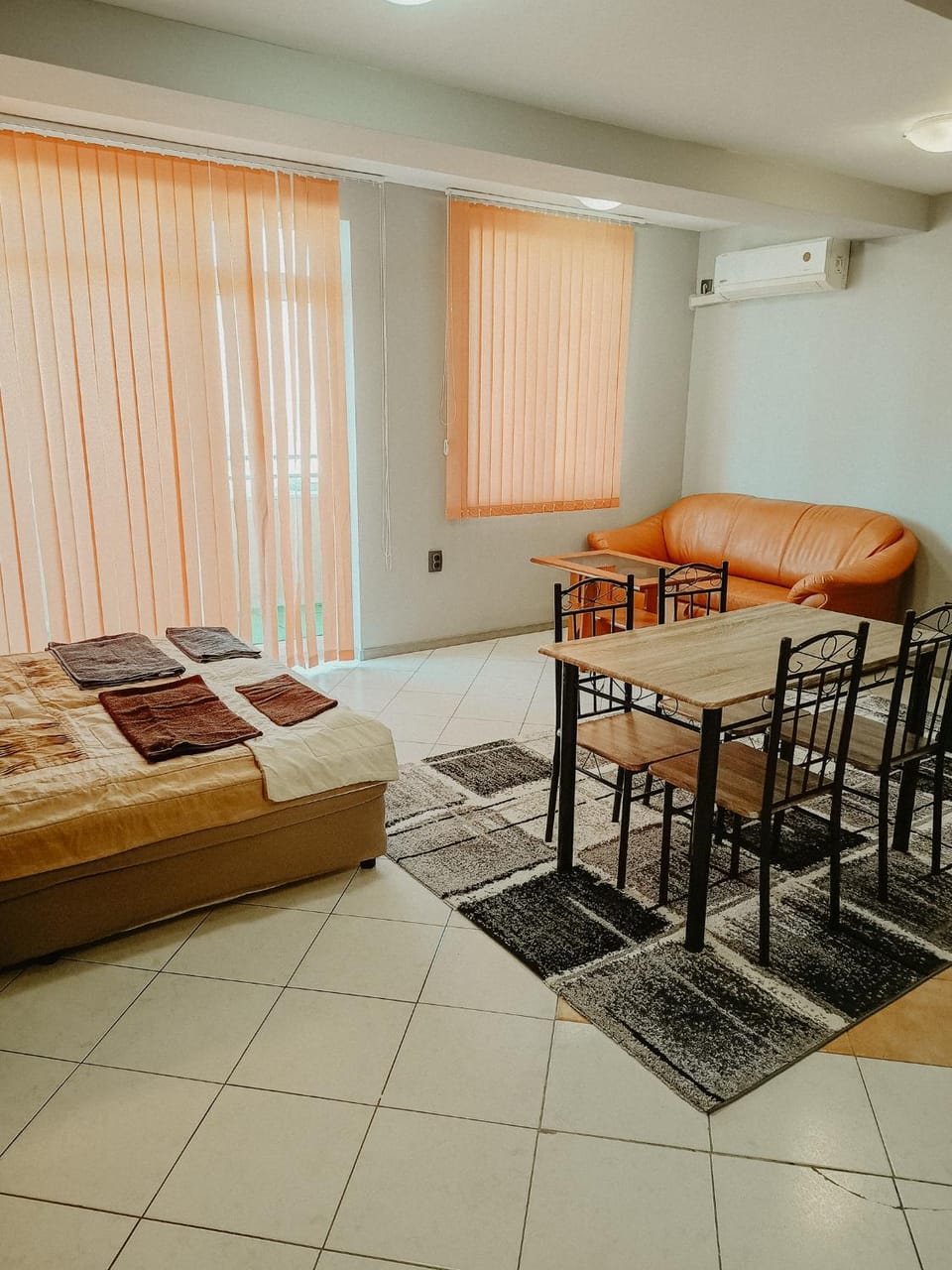 Bed, Living room, Photo of the whole room, Seating area, Dining area, Bedroom, air conditioner