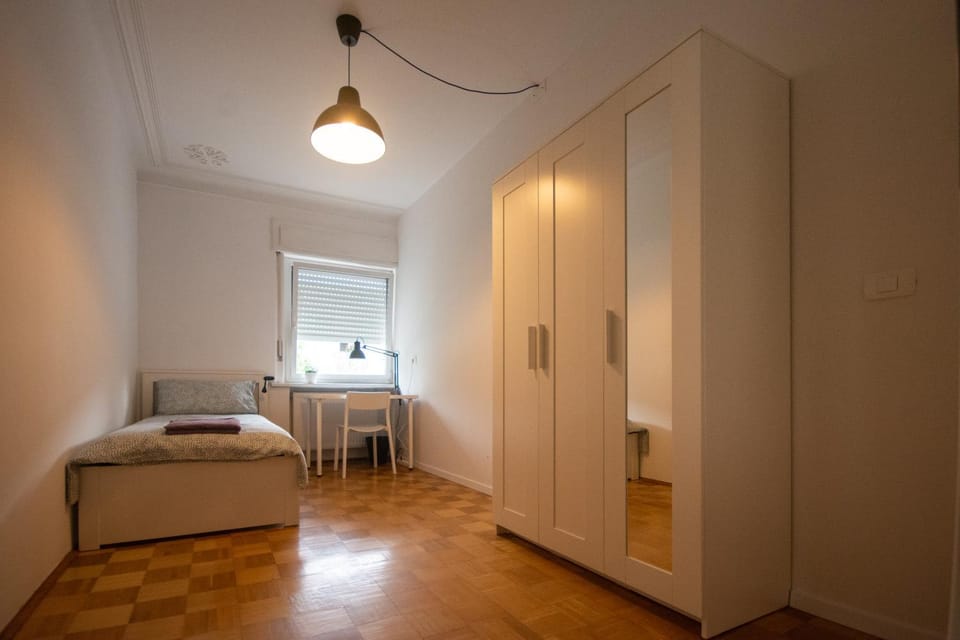 Bed, Photo of the whole room, Street view