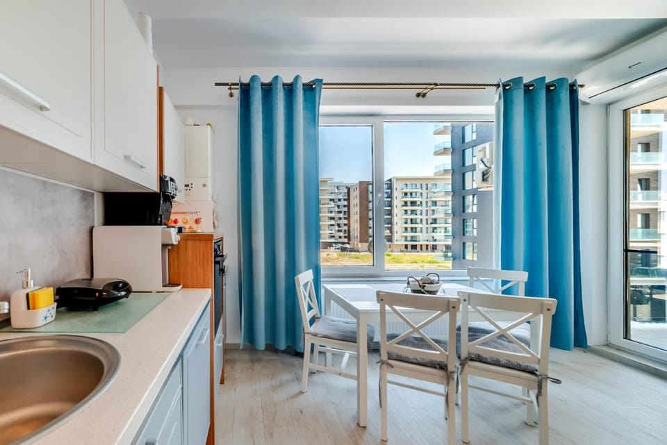Kitchen or kitchenette, Living room, Seating area, Dining area