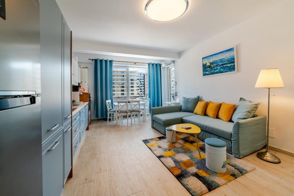 Bed, TV and multimedia, Kitchen or kitchenette, Living room, Seating area