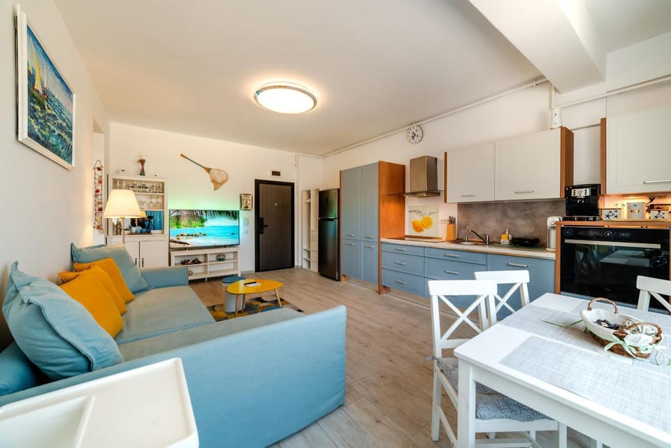 Communal lounge/ TV room, TV and multimedia, Kitchen or kitchenette, Living room, Seating area, Dining area, oven, stove