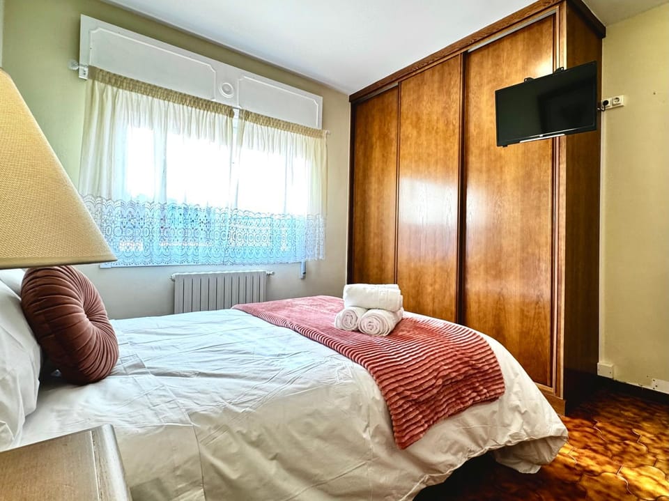 Bed, Photo of the whole room, Bedroom, towels, wardrobe
