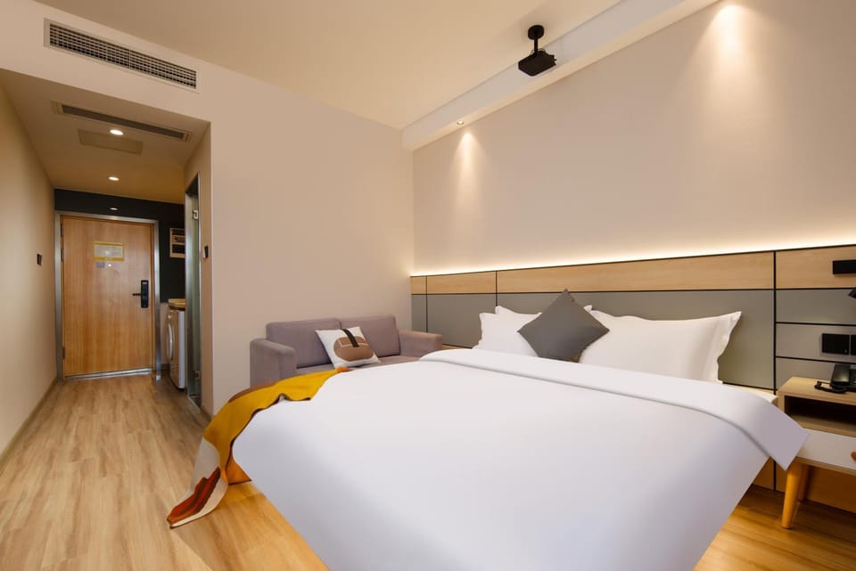 Bed, Seating area