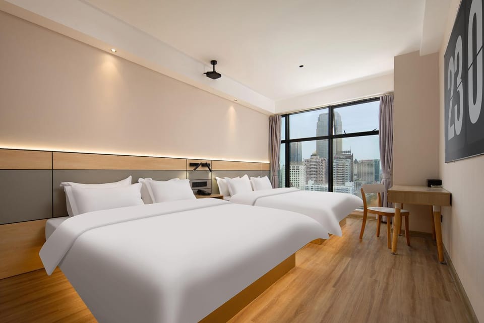 Bed, TV and multimedia, Photo of the whole room