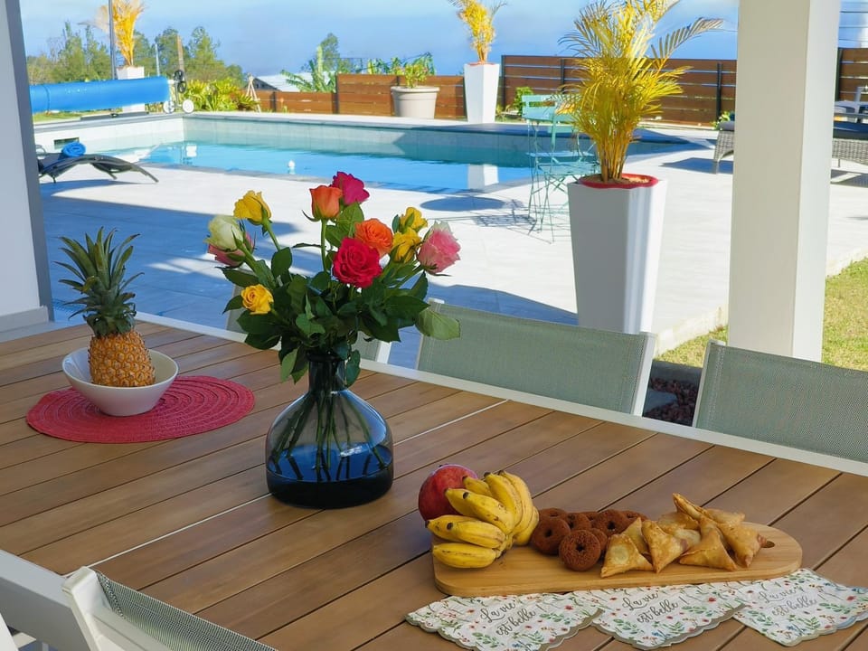Dining area, Pool view, Swimming pool