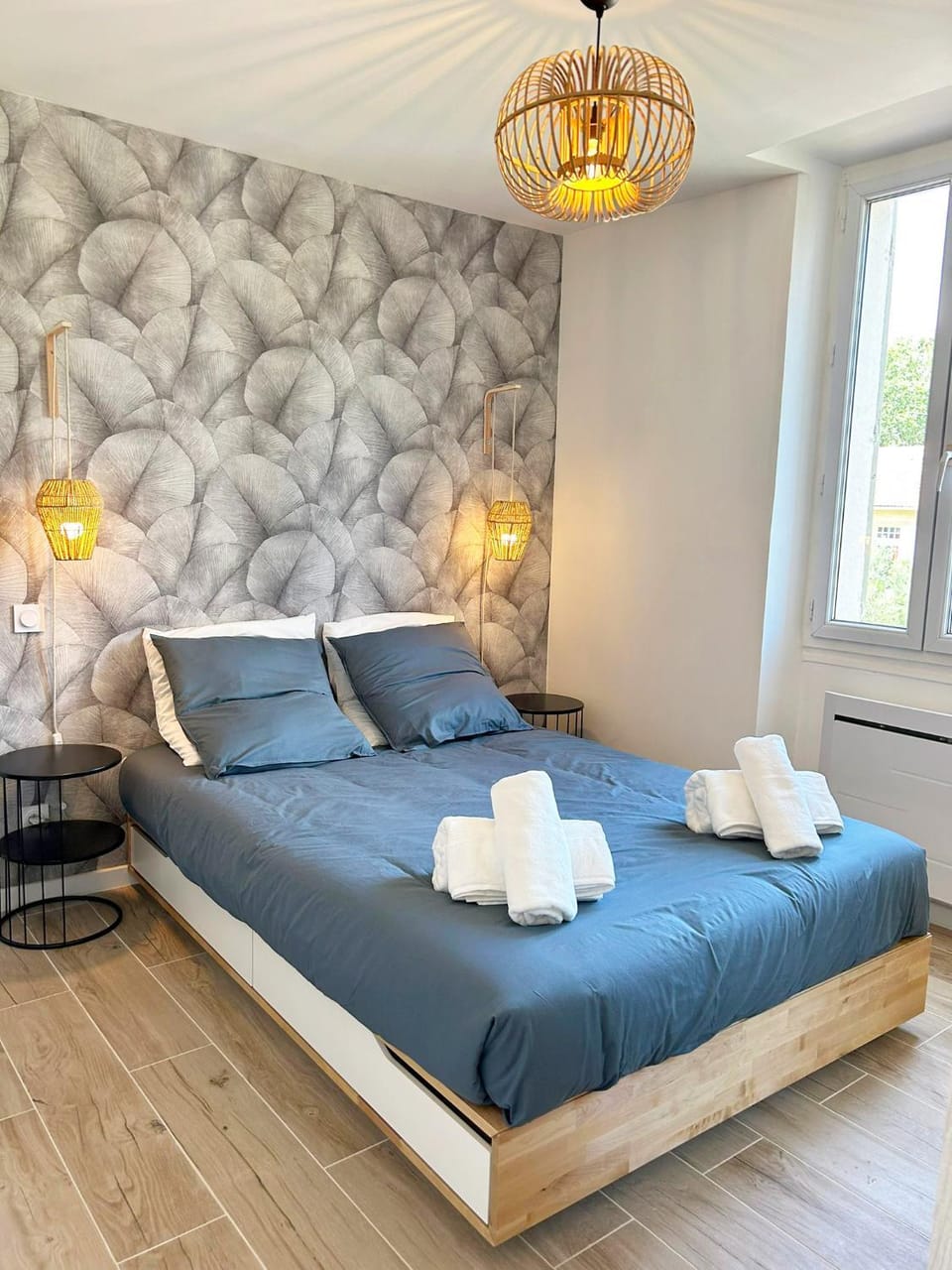 Bed, Photo of the whole room, Bedroom, towels
