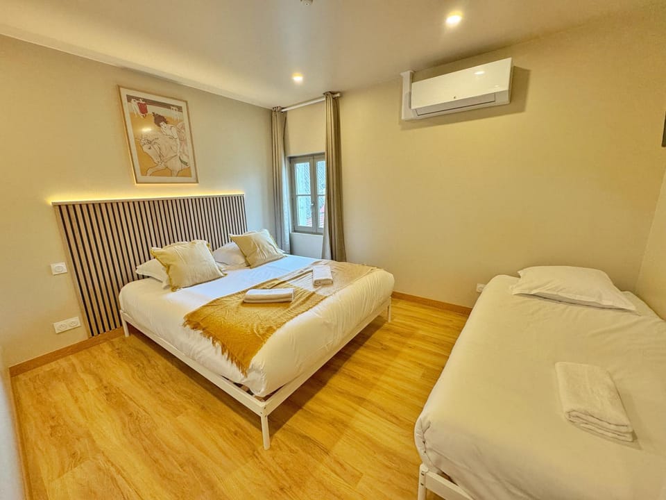 Photo of the whole room, Bedroom, air conditioner