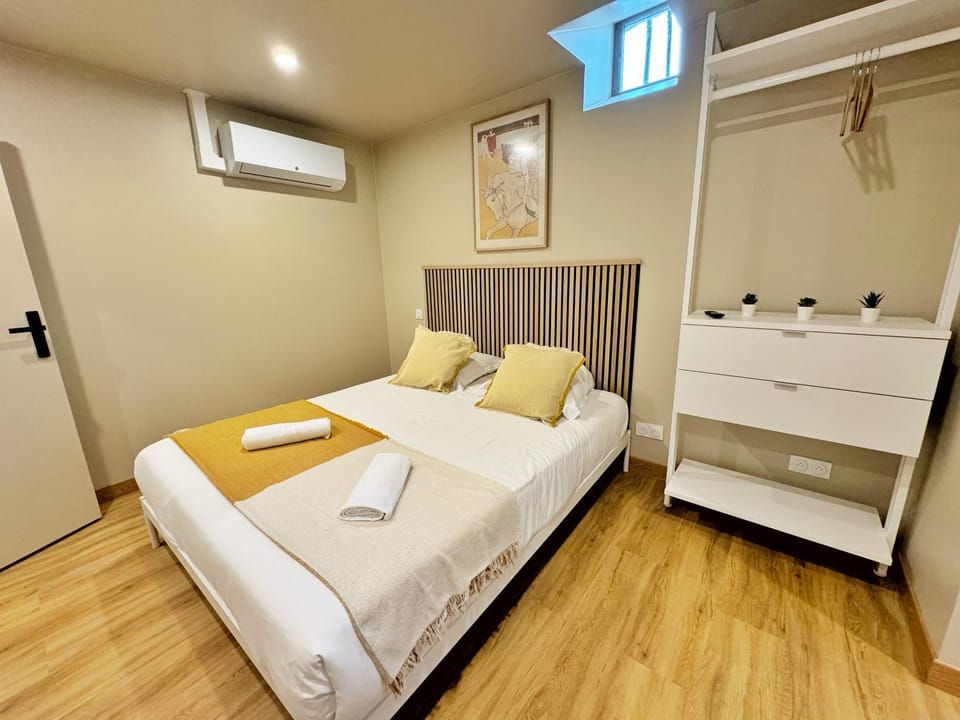 Bed, Photo of the whole room, Bedroom, wardrobe, air conditioner