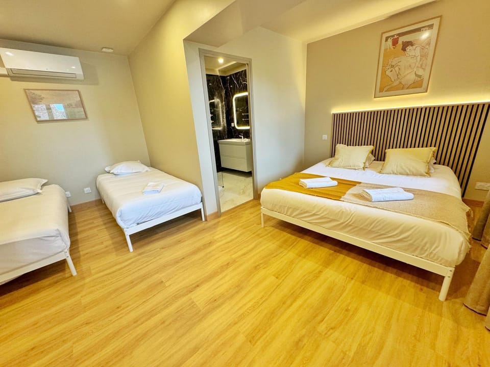 Bed, Photo of the whole room, Bedroom, air conditioner