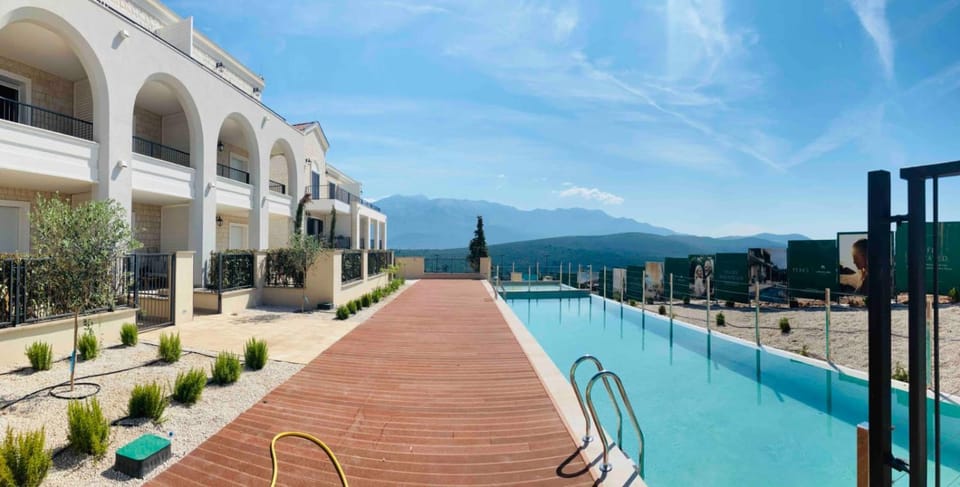 Centrale Contemporary Apartment With Direct Pool Access Apartment in Kotor Municipality