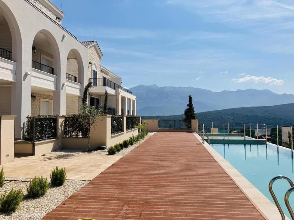 Centrale Contemporary Apartment With Direct Pool Access Apartment in Kotor Municipality