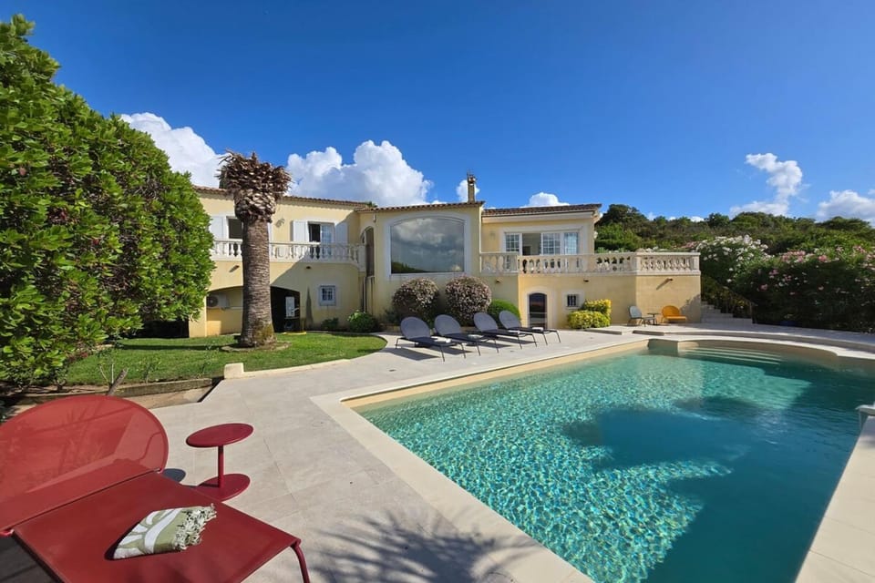 Property building, Patio, Day, Natural landscape, Garden, Garden view, Pool view, Swimming pool, Swimming pool, sunbed