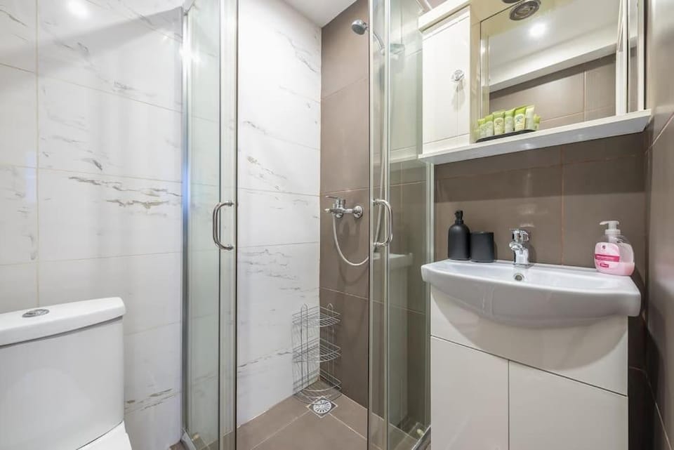 Shower, Toilet, Bathroom, towels