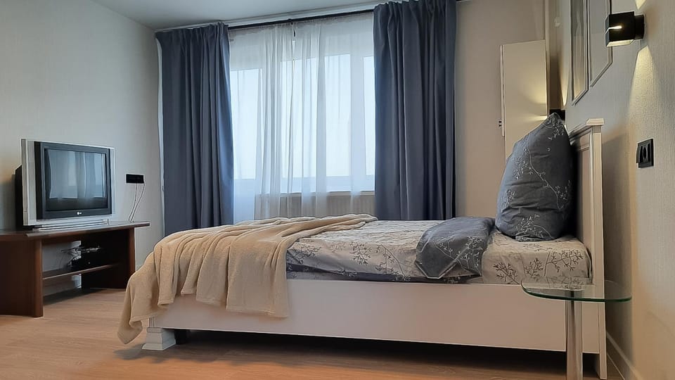 Bed, TV and multimedia, Bedroom