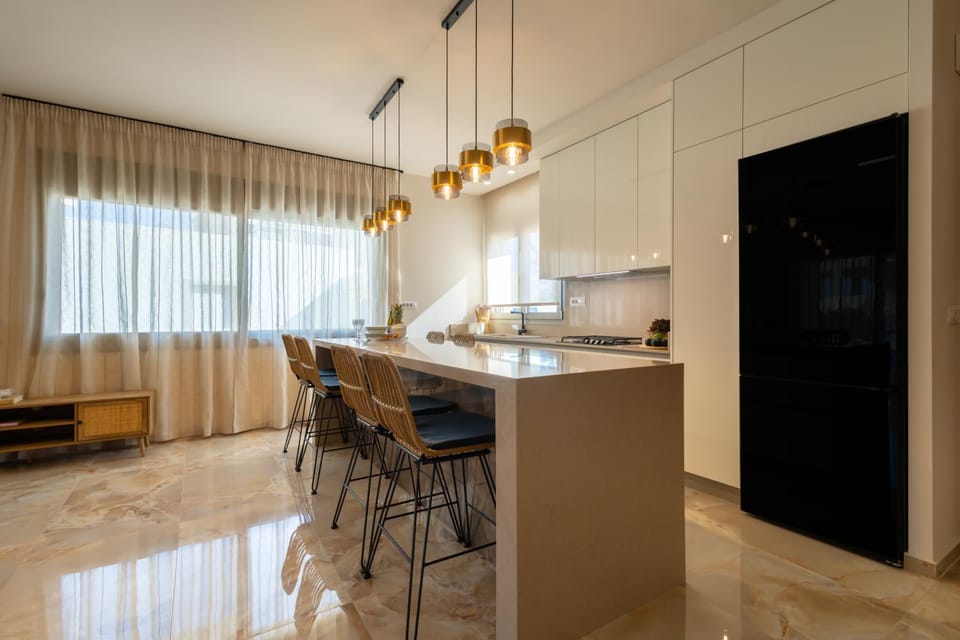 Kitchen or kitchenette, Dining area, stove