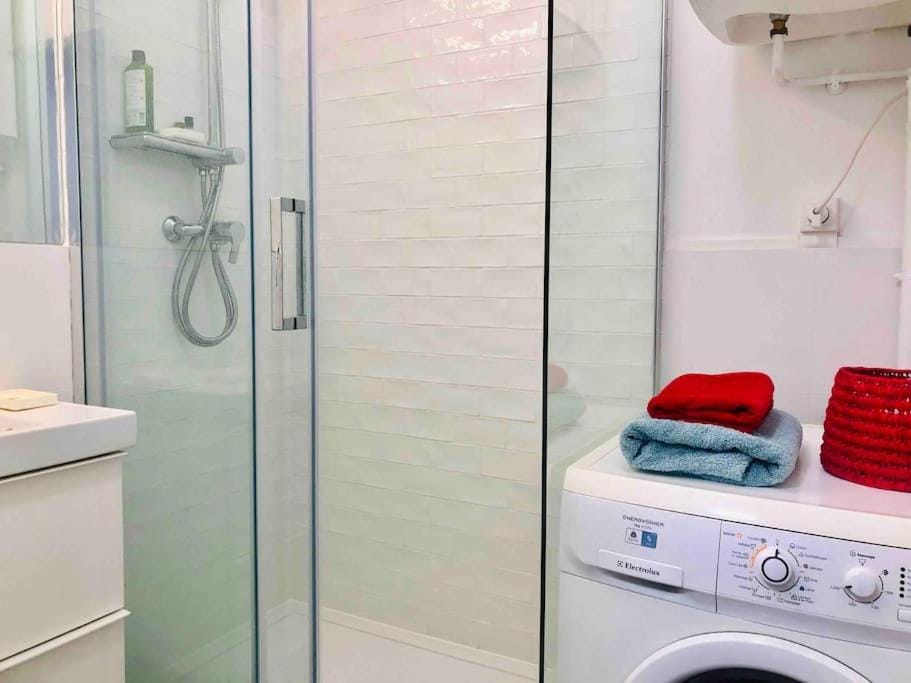 STUDIO, 11, parc de Belleville Apartment in Paris