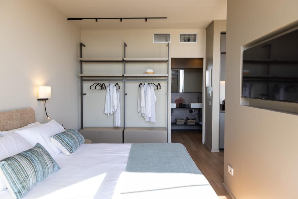 Bed, TV and multimedia, Photo of the whole room, Bedroom, wardrobe, air conditioner