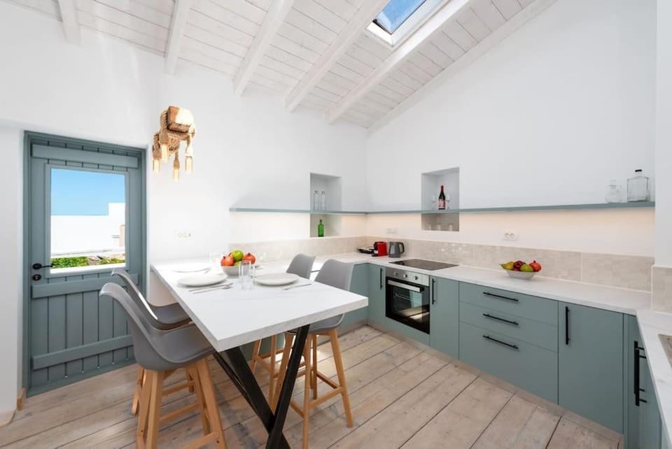 Kitchen or kitchenette, Dining area, dishwasher, oven, stove