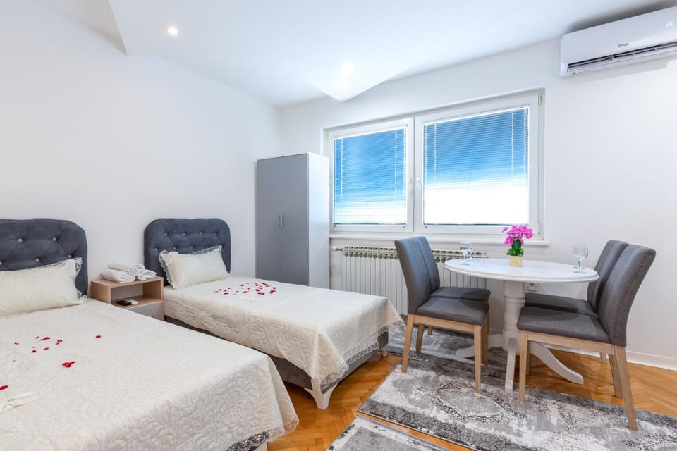 Bed, Dining area, Bedroom, air conditioner