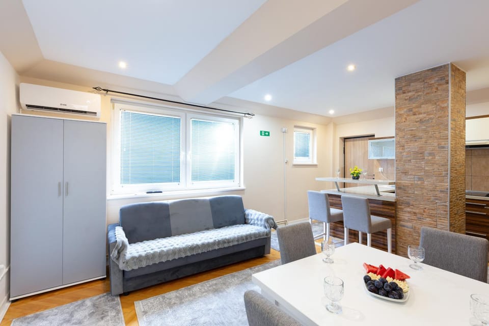 Kitchen or kitchenette, Seating area, Dining area