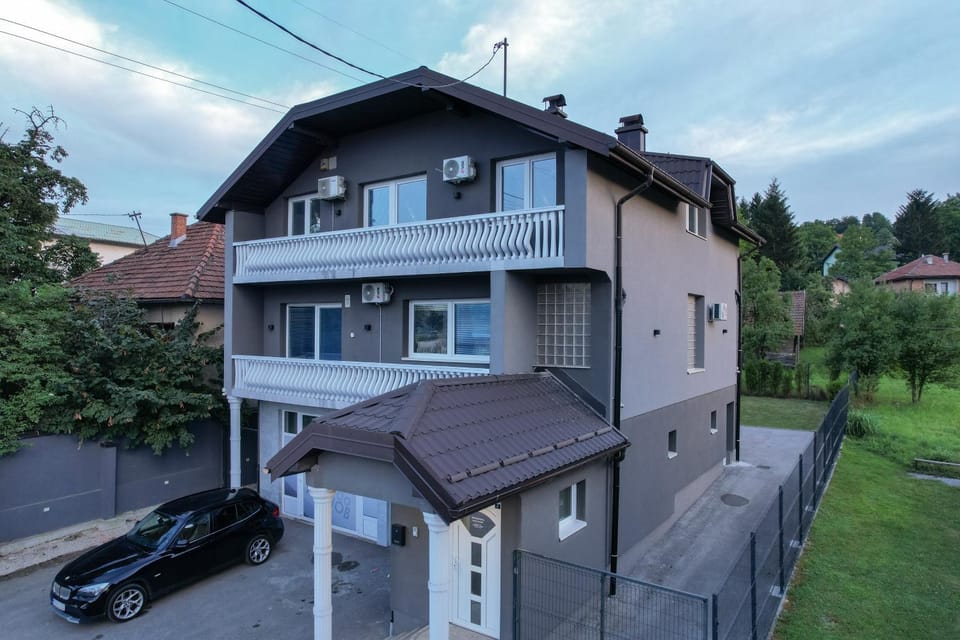 Property building, Neighbourhood, Location