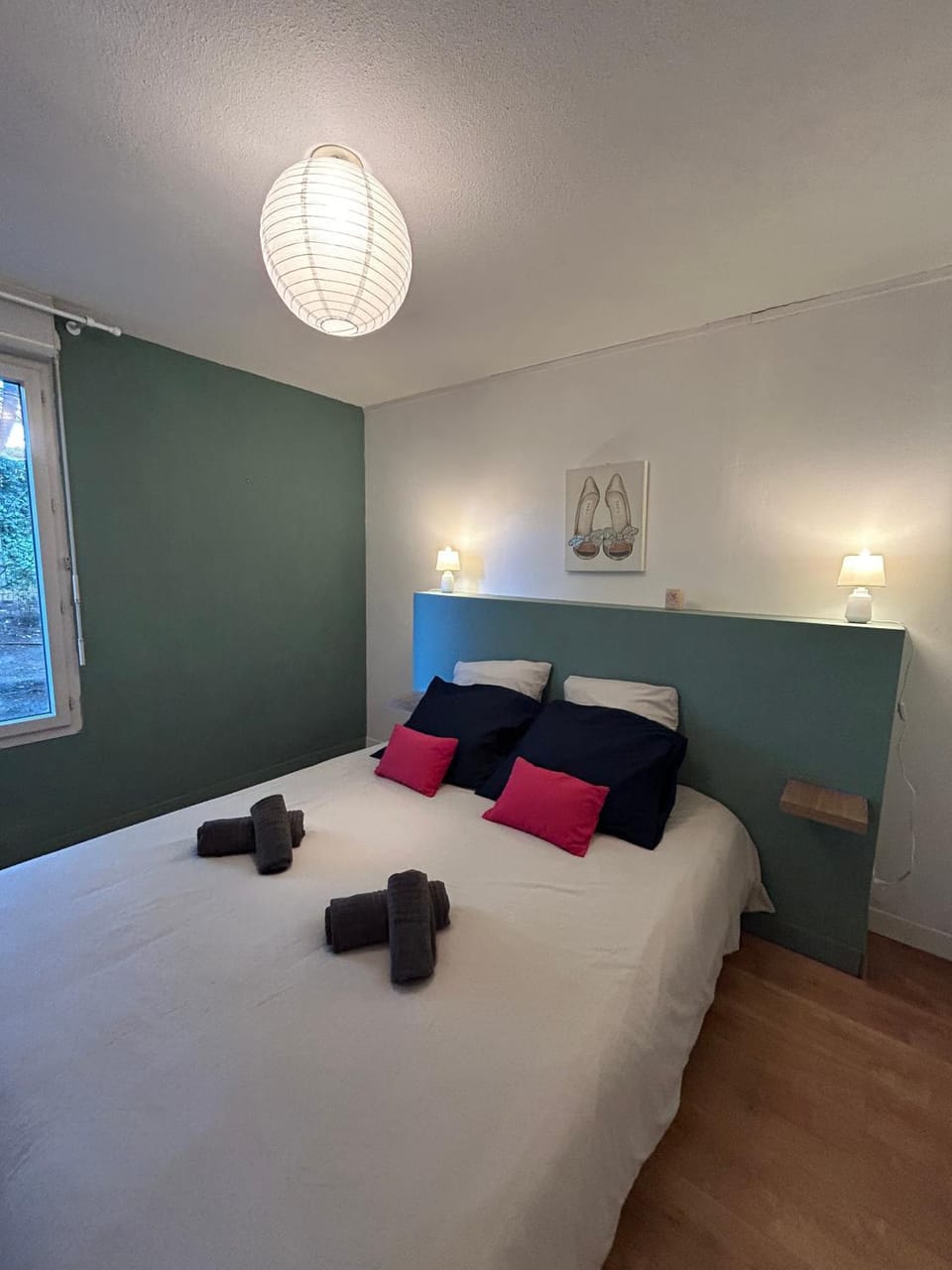 Bed, Photo of the whole room, Bedroom, towels