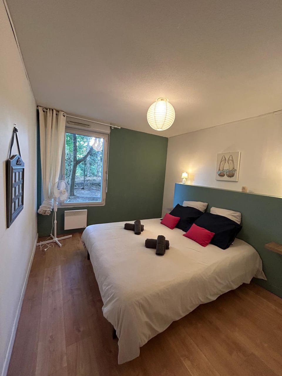 Bed, Photo of the whole room, Bedroom, towels