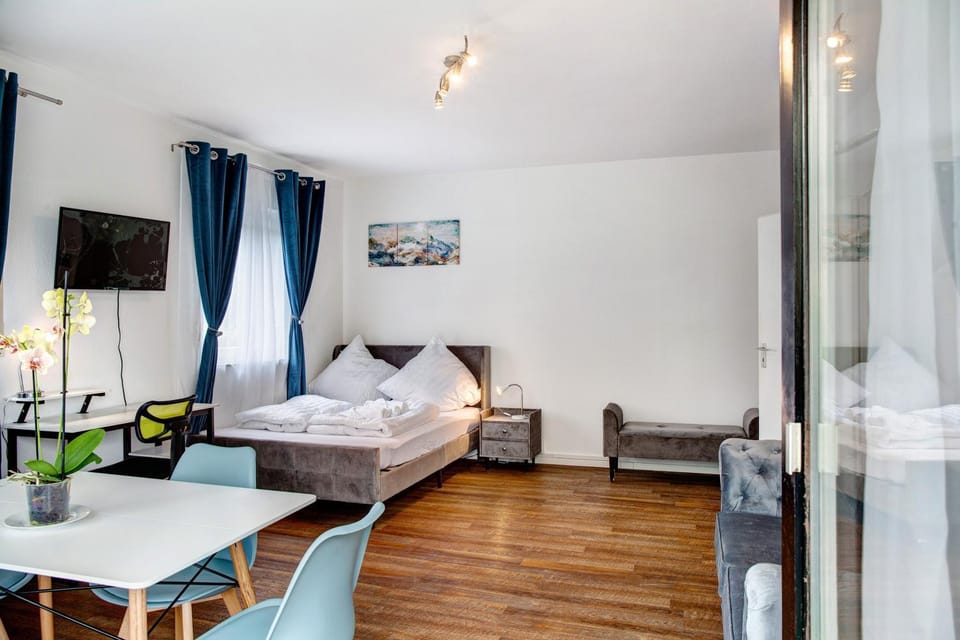 Bed, TV and multimedia, Living room, Photo of the whole room, Seating area, Bedroom, towels