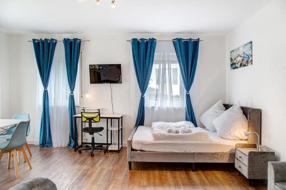 Bed, TV and multimedia, Living room, Photo of the whole room, Seating area, Bedroom, towels