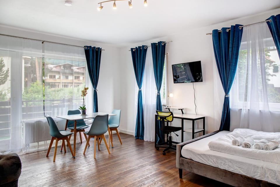 Bed, TV and multimedia, Living room, Photo of the whole room, Seating area, Dining area, Bedroom