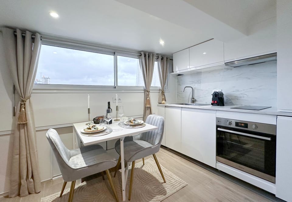 Coffee/tea facilities, Kitchen or kitchenette, Living room, Seating area, Dining area, oven, stove, toaster