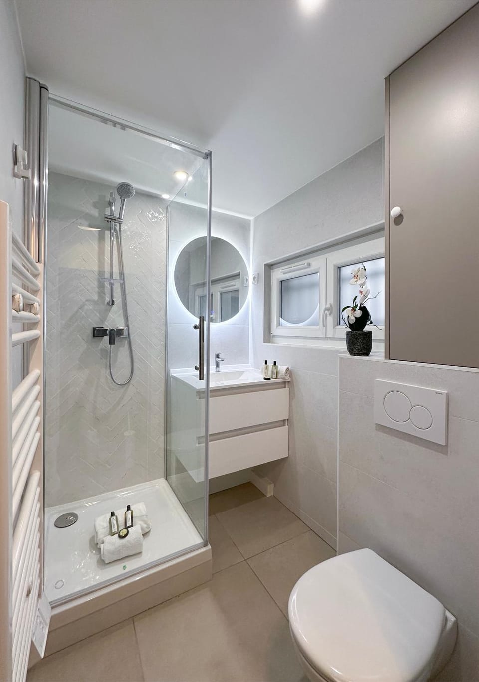 Shower, Toilet, Bathroom, towels