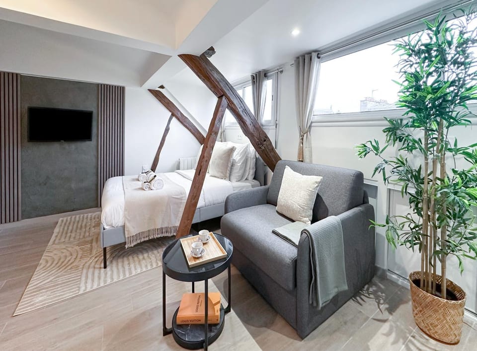 Bed, TV and multimedia, Living room, Photo of the whole room, Seating area, Bedroom