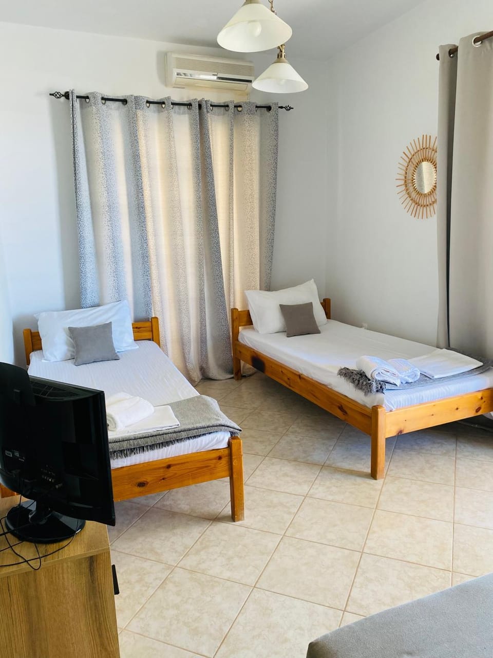 Bed, TV and multimedia, Photo of the whole room, air conditioner