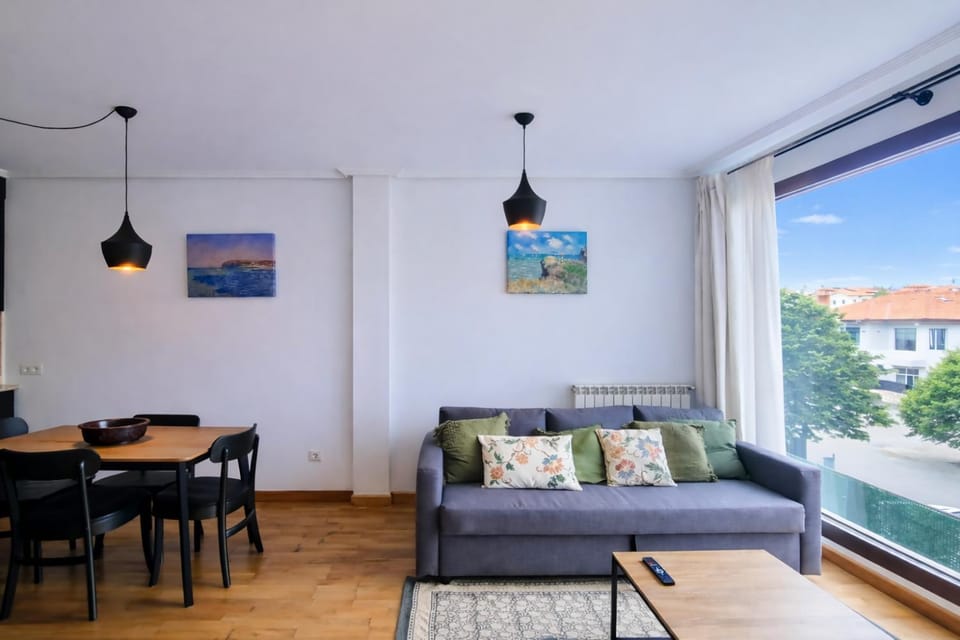 Communal lounge/ TV room, Living room, Dining area, City view