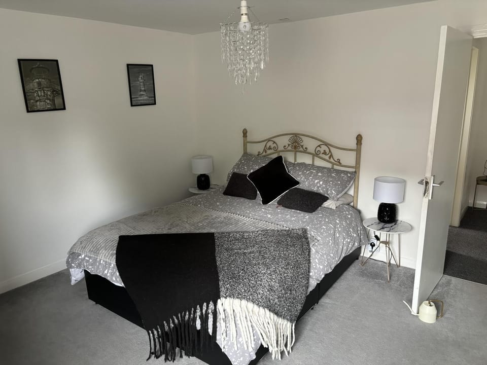2 Bed-Sleeps 4-Sea View-Pet Friendly-Parking Apartment in Wales