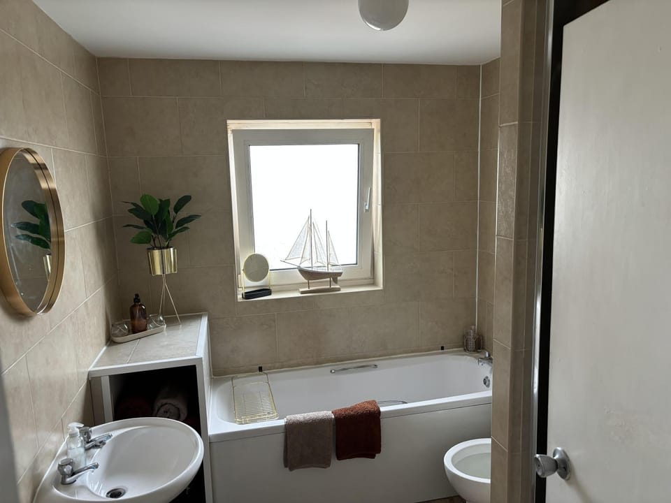 2 Bed-Sleeps 4-Sea View-Pet Friendly-Parking Apartment in Wales
